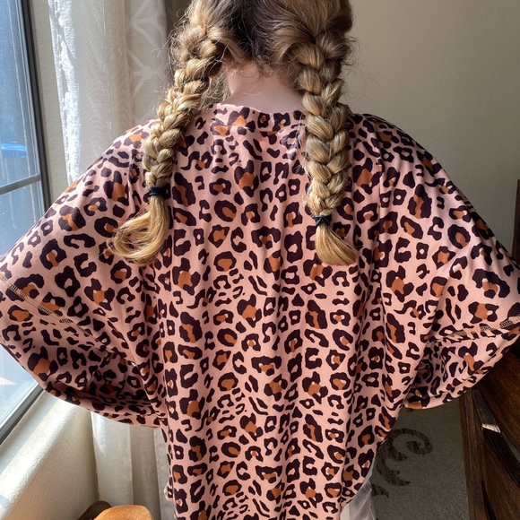 Cozy cheetah print lounge shirt - Picture 2 of 3